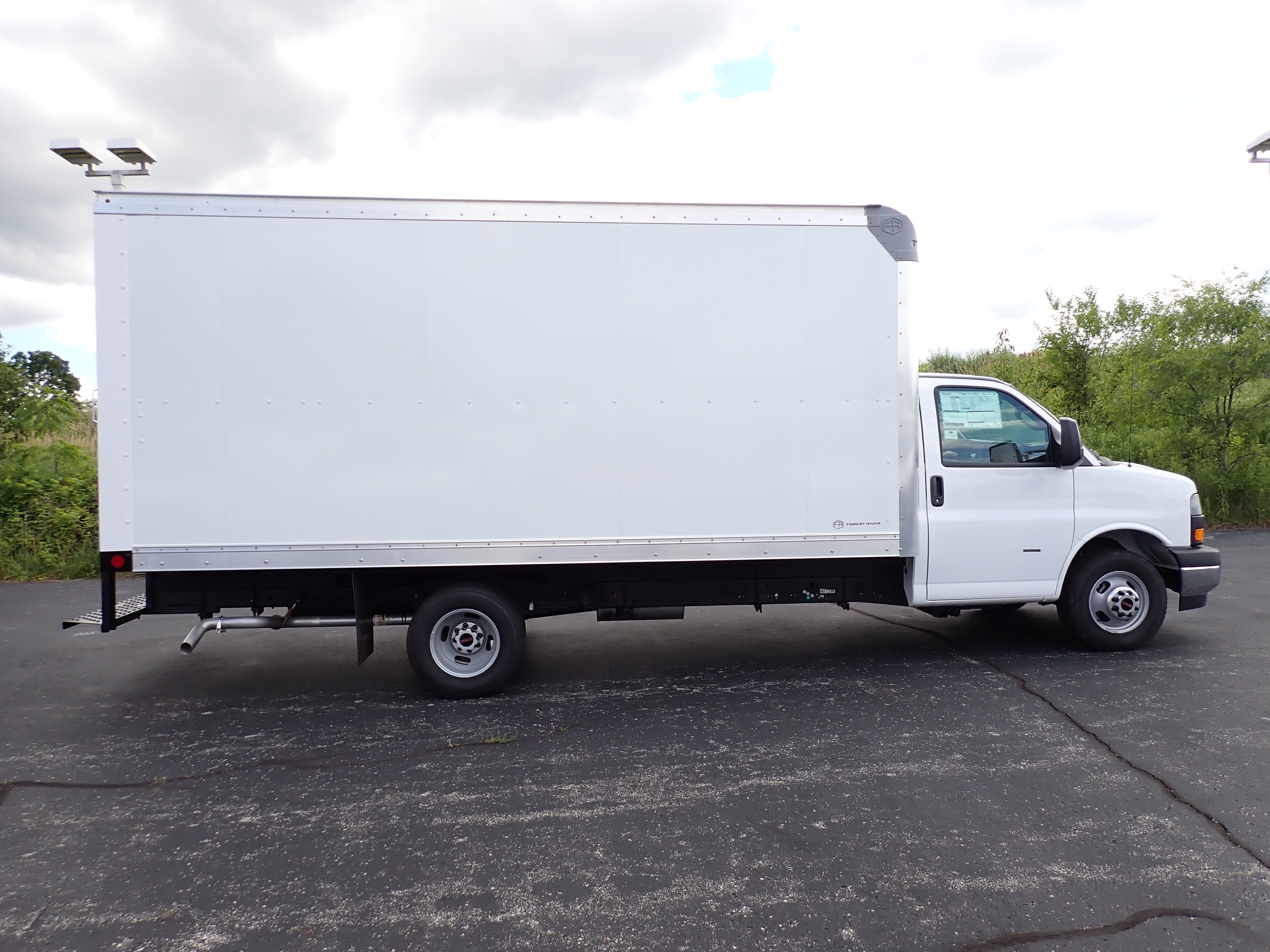 2026 GMC Savana Cutaway 3500 1WT