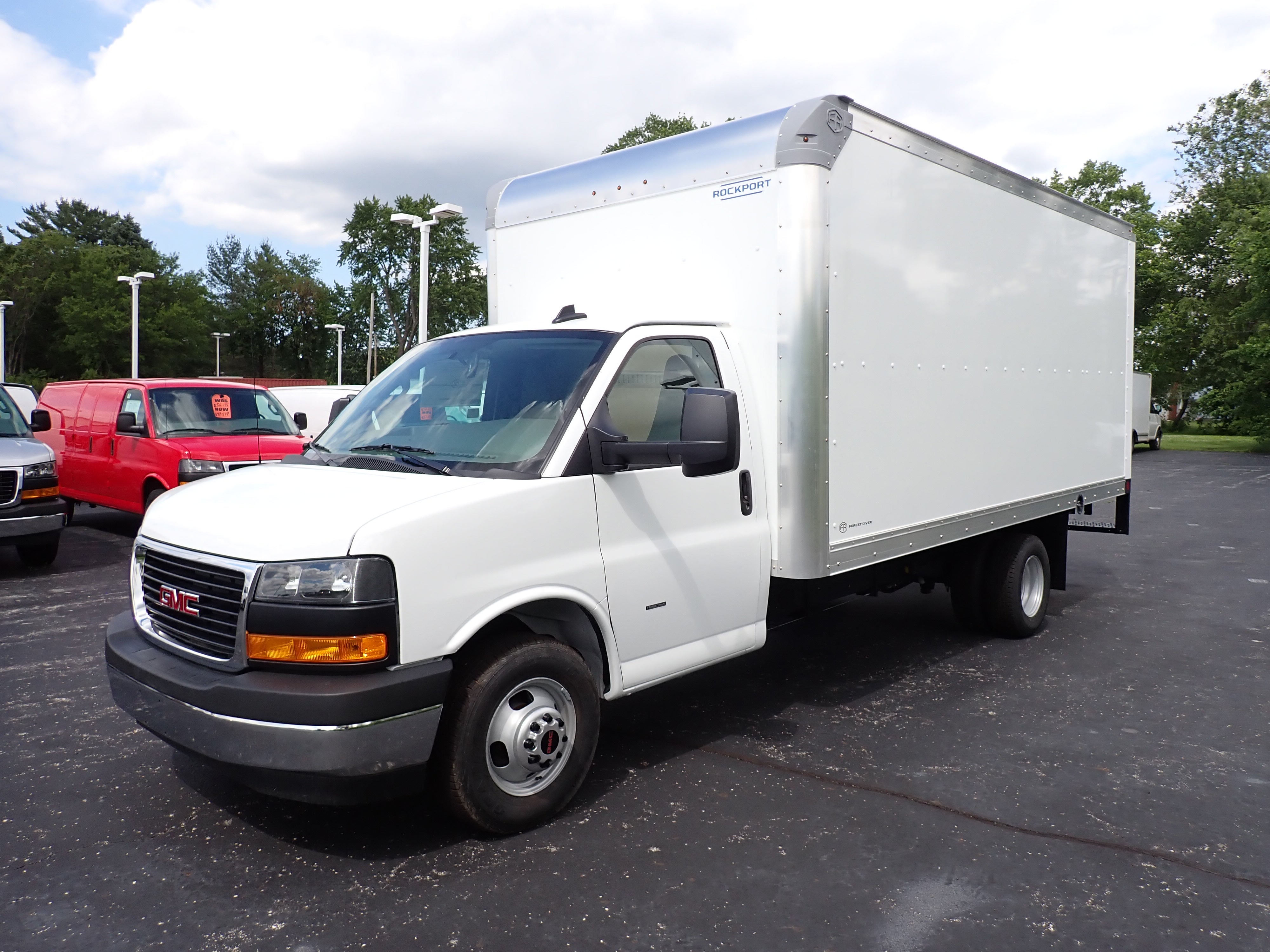 2026 GMC Savana Cutaway 3500 1WT