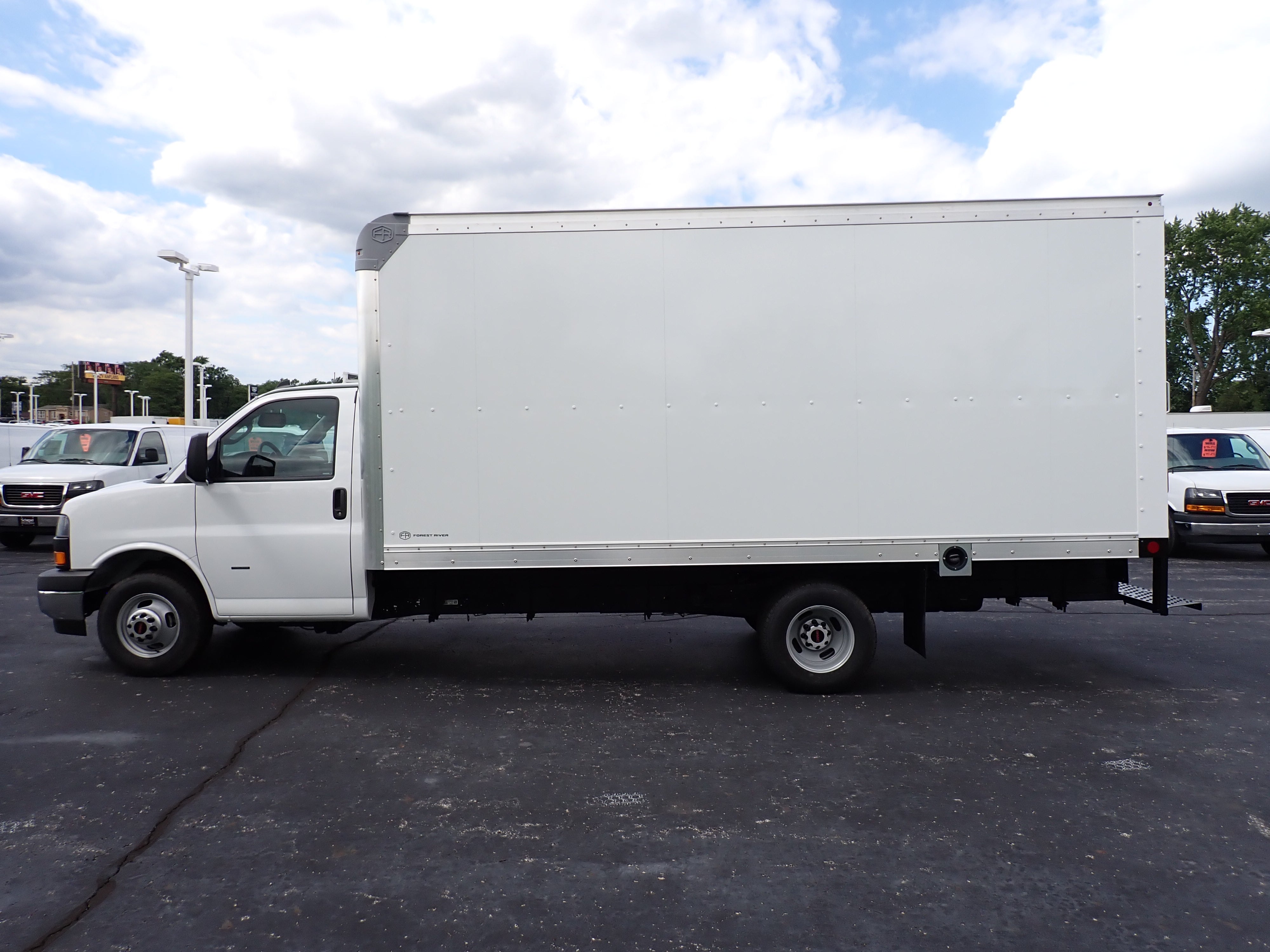 2026 GMC Savana Cutaway 3500 1WT