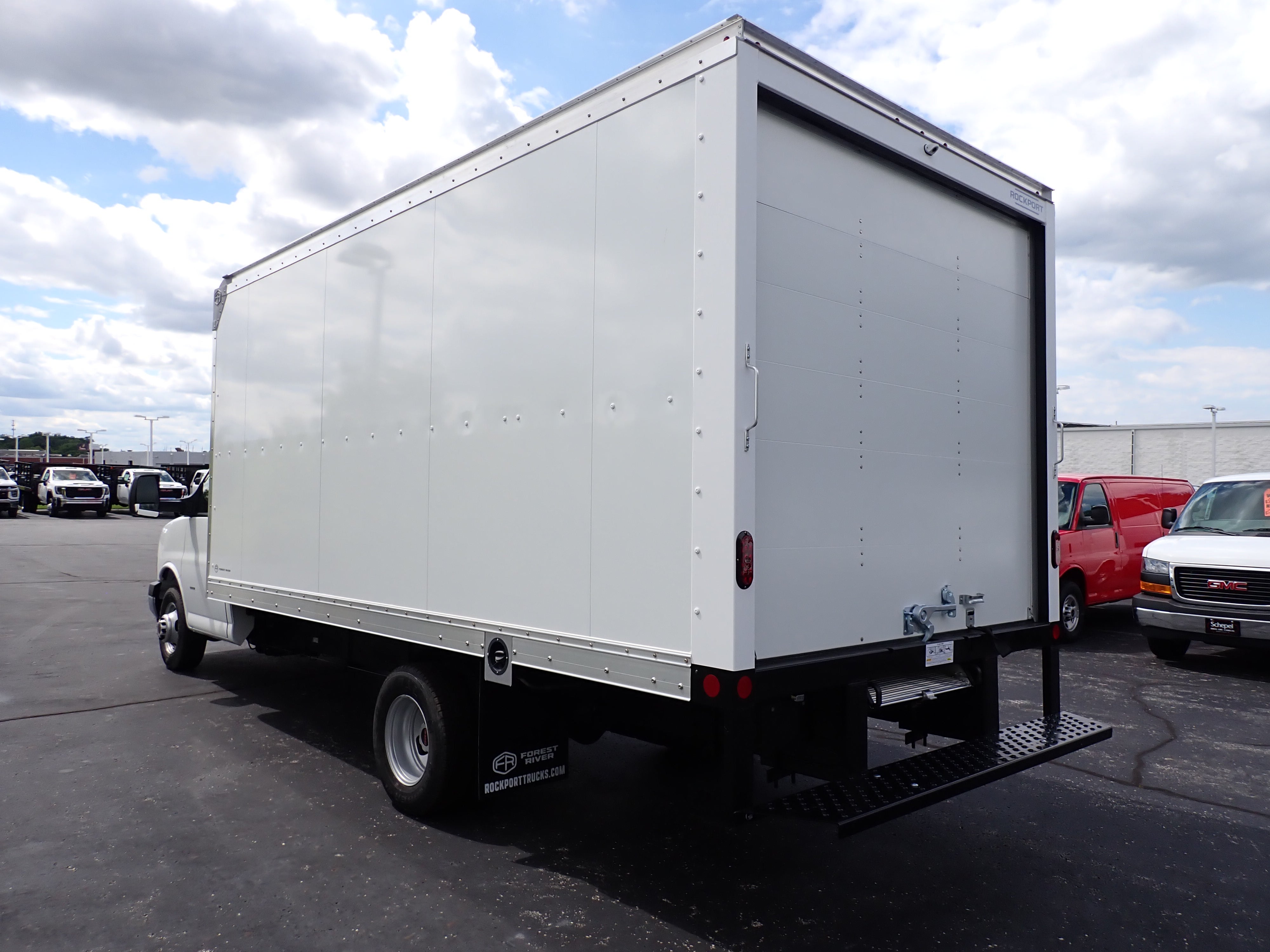 2026 GMC Savana Cutaway 3500 1WT