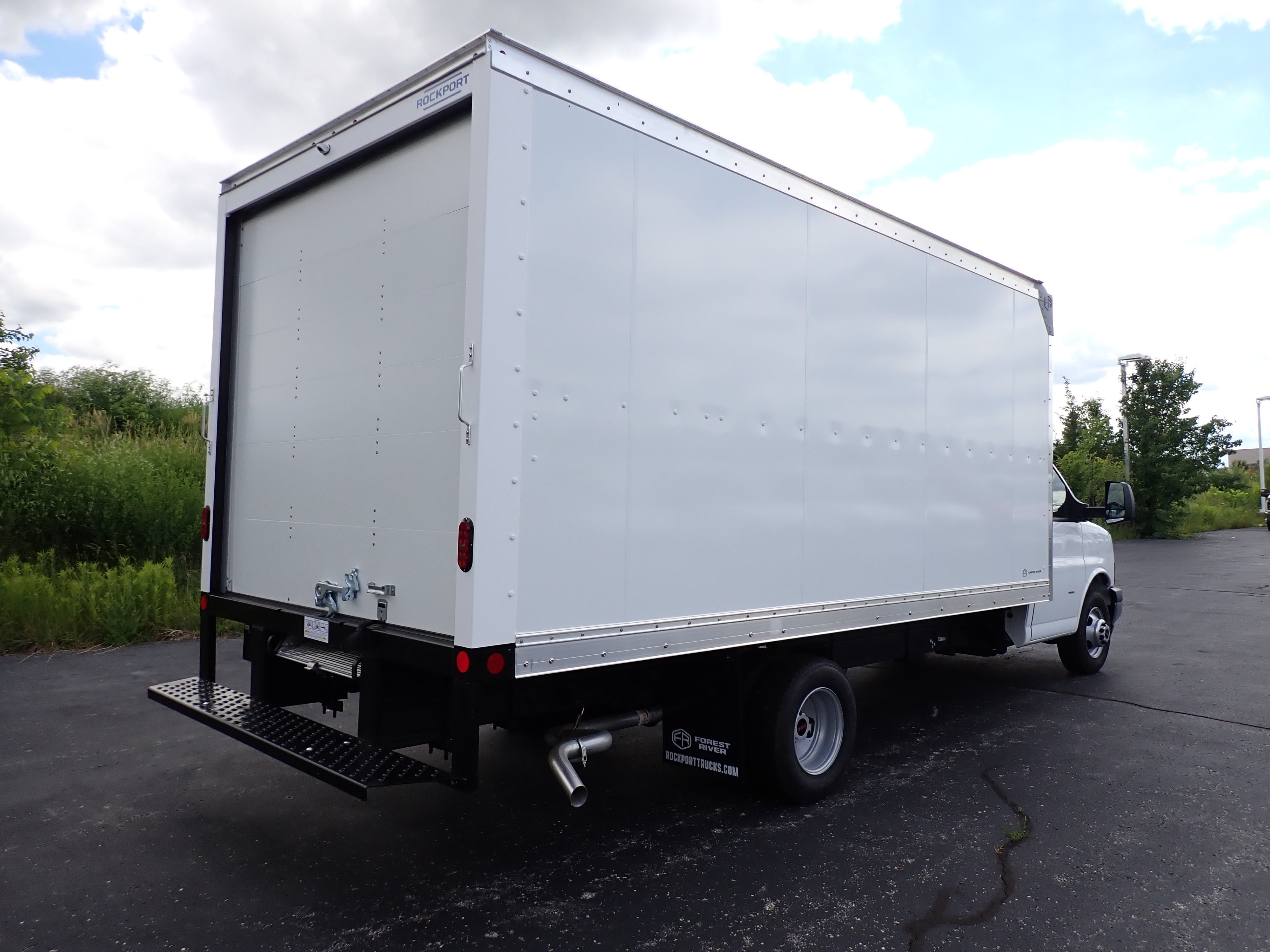 2026 GMC Savana Cutaway 3500 1WT