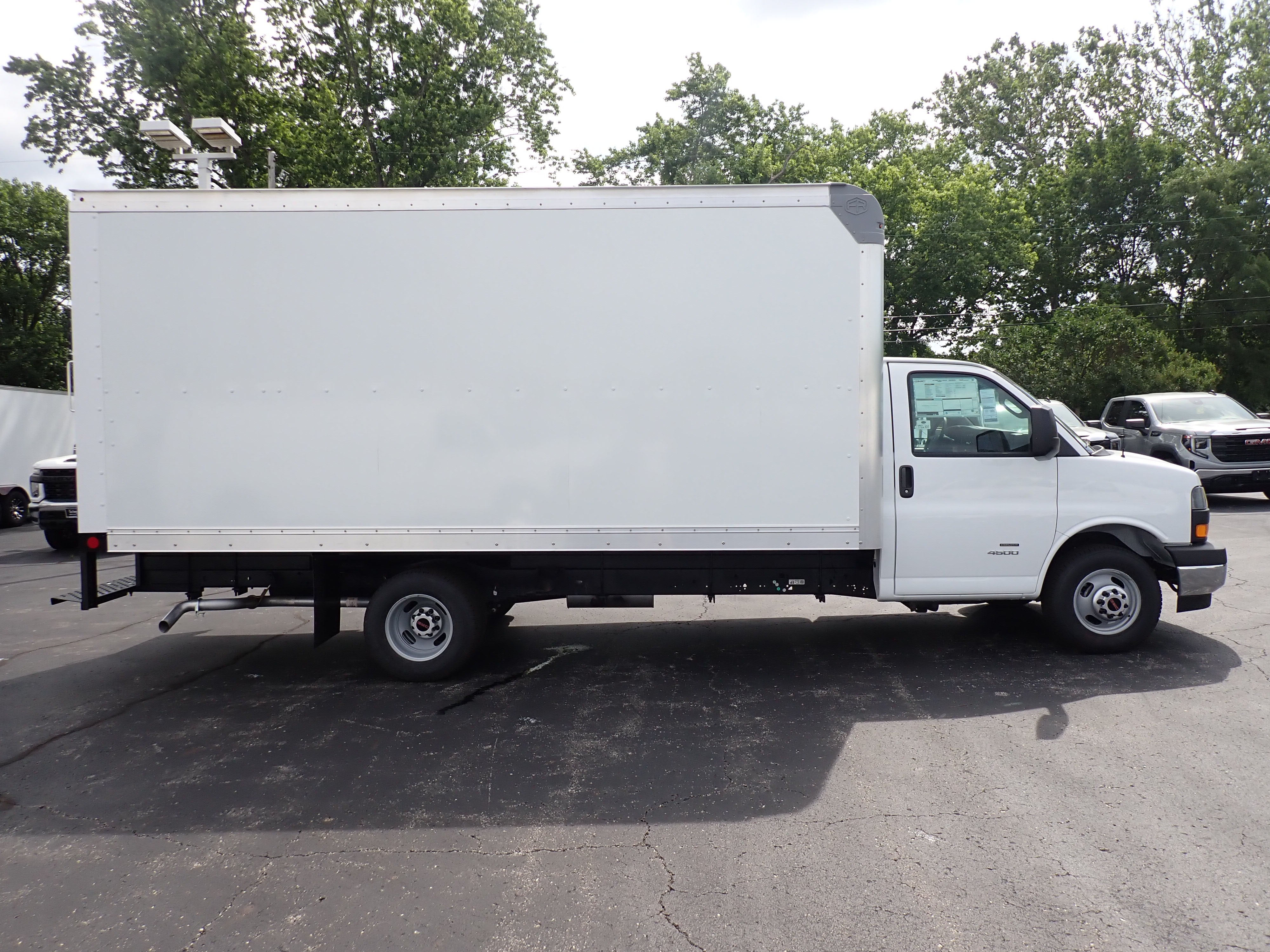 2026 GMC Savana Cutaway 4500 2WT